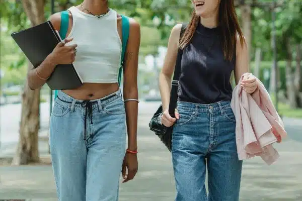 Créer un look décontracté chic : astuces et conseils incontournables