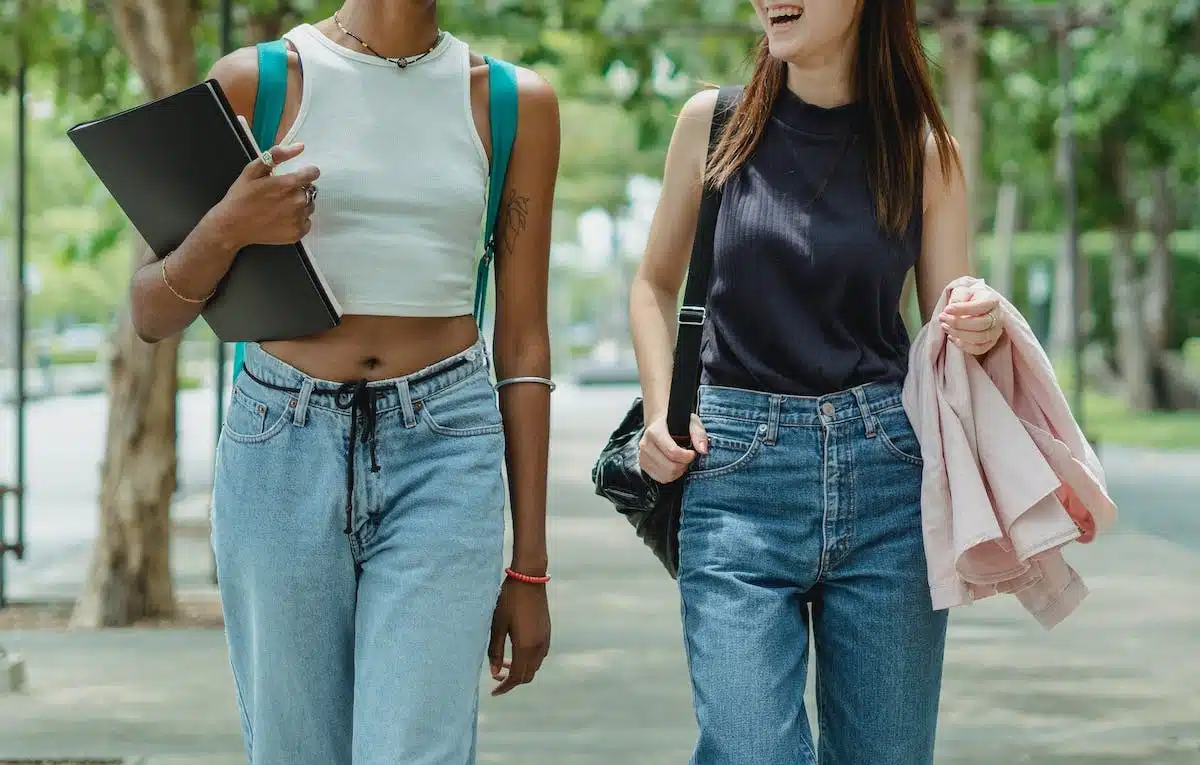 Créer un look décontracté chic : astuces et conseils incontournables
