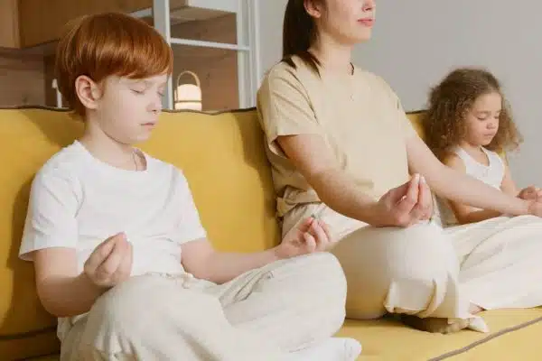 Les bienfaits de la méditation en famille pour un quotidien harmonieux