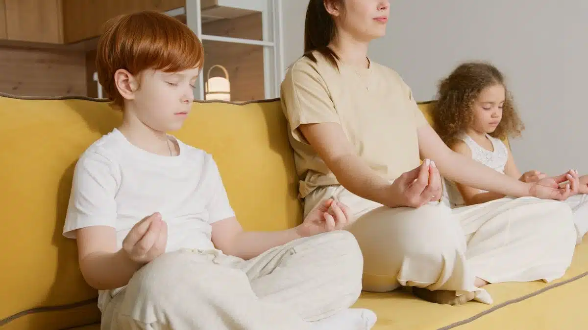 Les bienfaits de la méditation en famille pour un quotidien harmonieux