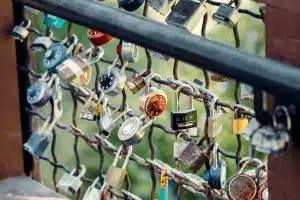 Comprendre le schéma d’une serrure de porte: un guide pas à pas