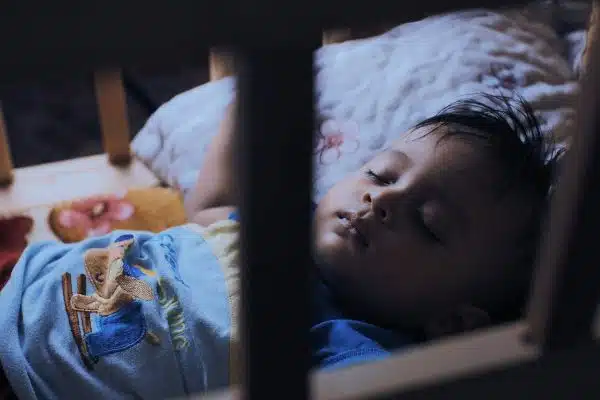 Stratégies efficaces pour aider votre enfant à surmonter la peur du noir