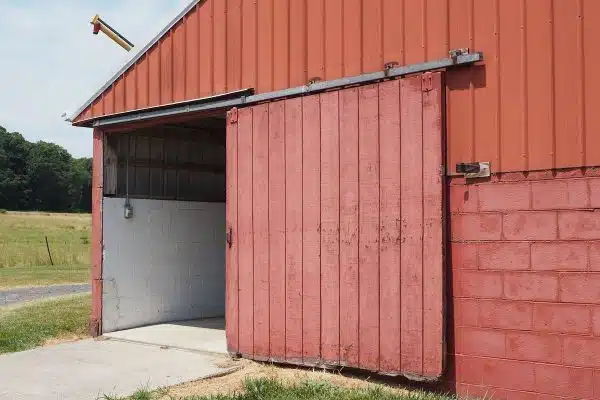 Les avantages et inconvénients de la porte de garage coulissante latérale