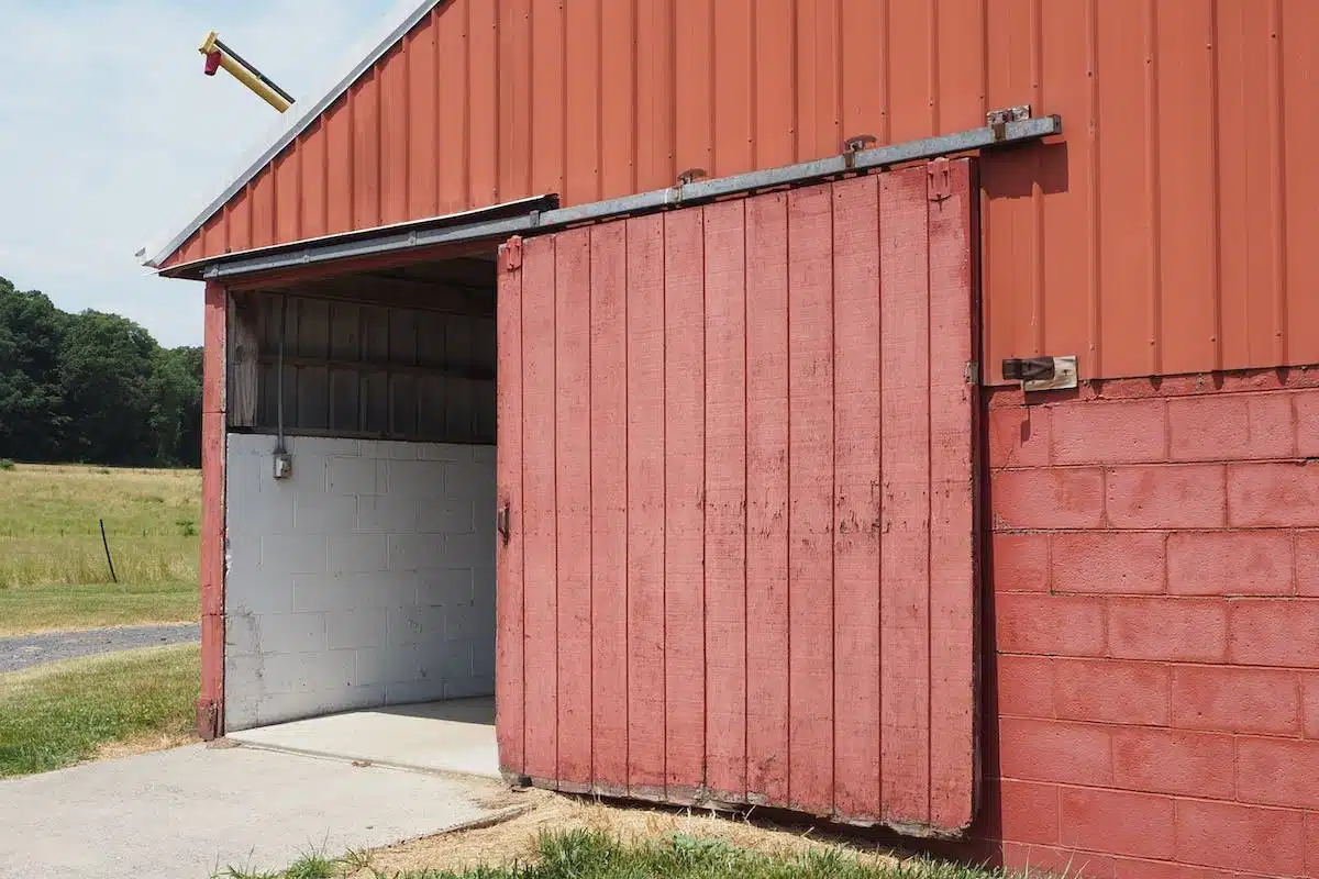 Les avantages et inconvénients de la porte de garage coulissante latérale