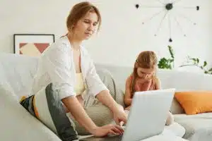 Gérer le stress parental et harmoniser vie familiale et professionnelle : conseils et astuces pratiques