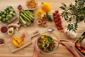 Prévenir les maladies chroniques grâce à une alimentation équilibrée : l’importance cruciale d’une hygiène alimentaire équilibrée