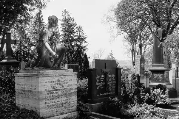 Bien faire son deuil avec une plaque funéraire