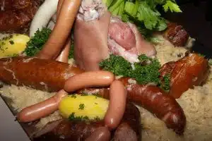 La choucroute se marie parfaitement avec une bière rafraîchissante et légère