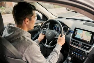 Conducteur ajustant les réglages mph et km/h sur le tableau de bord numérique d'une voiture moderne
